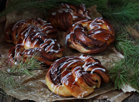 Булочки с маком и кондитерской глазурью