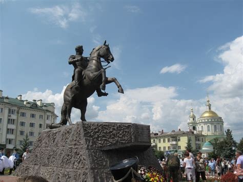 Великие деятели: памятники и бюсты