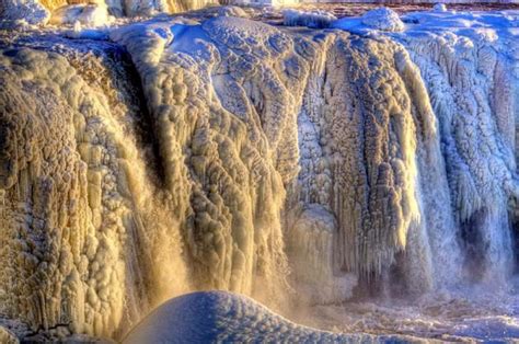 Впечатляющее зрелище на Заневском водопаде