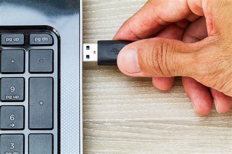 Вставить USB накопитель в соответствующий разъем