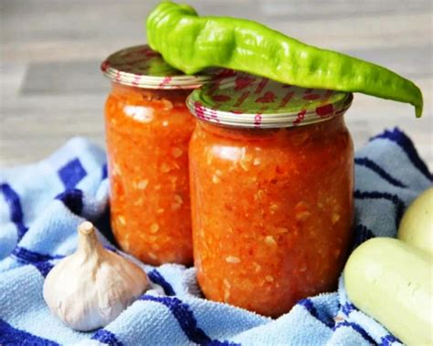 Завершение приготовления аджики из томатов и наслаждение вкусом