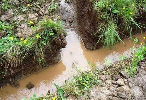 Заполнение ямы щебнем для обеспечения правильного отвода воды