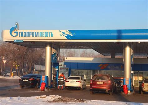 Заправка автомобилей на АЗС Газпромнефти