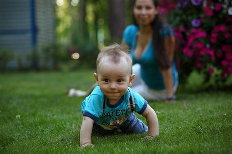 Зачем нужно научить ребенка ползать