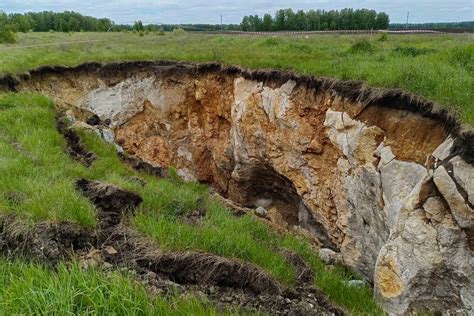 Значение снов о провале земли