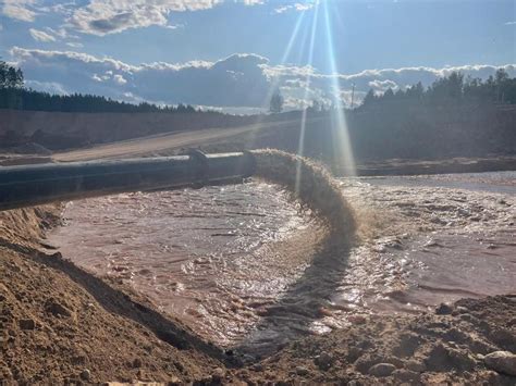 Использование ведра с водой для добычи гравия