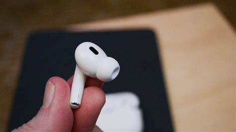 Использование жестов на AirPods Pro