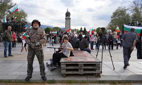 История создания и причины пропуска женщин вперед