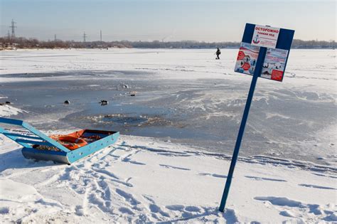 Как безопасно устанавливать сети под лед на водоеме