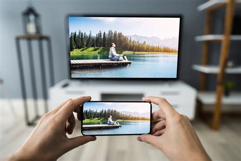 Как использовать функцию Screen Mirroring для просмотра контента с телефона на телевизоре