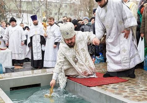 Как получить святую воду в церкви на крещение: правила и временные рамки