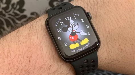 Как удалить или заменить обои на Apple Watch