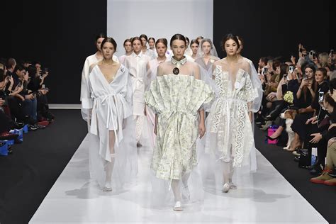 Мода и стиль на "Fashion Week 2022" – показы лучших дизайнеров