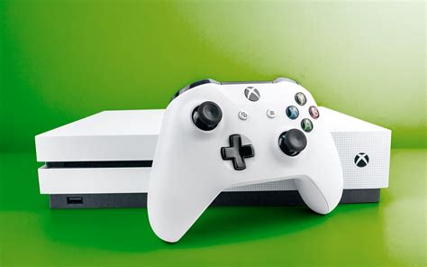 Откройте упаковку Xbox и проверьте целостность устройства