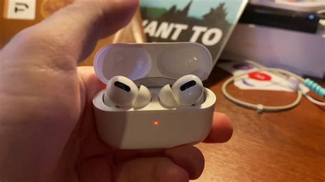 Открытие крышки AirPods