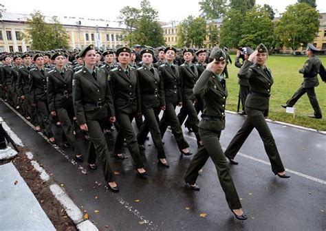 Отличия контрактной службы для девушек от службы для мужчин