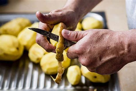 Очищайте сковородку с помощью картофельной кожуры