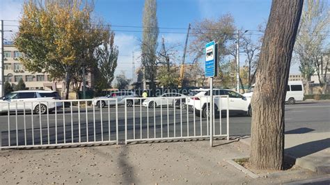 Паркуются автомобиль в безопасном месте