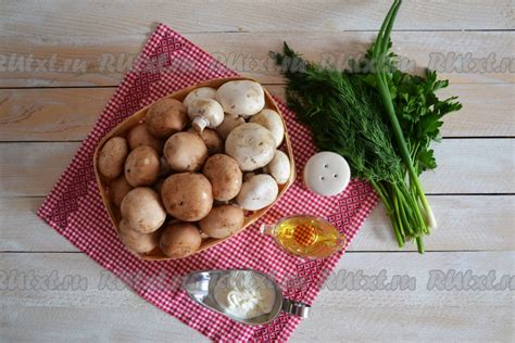 Подача шампиньонов целых в сметане на сковороде