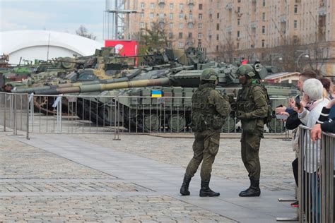 Подготовка к открытию капсулы на корабле