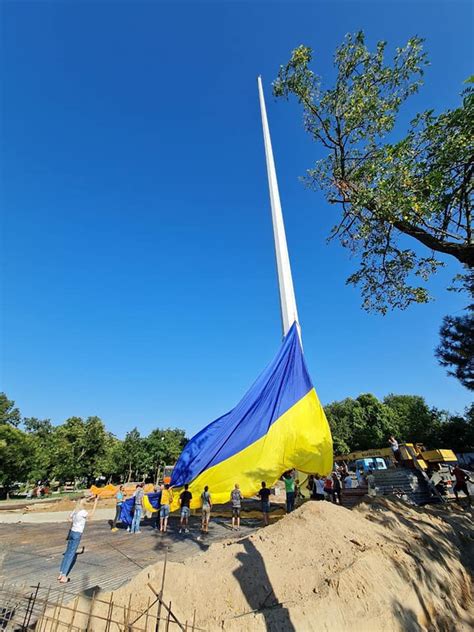 Подготовка к установке флага на флагштоке