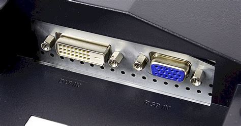 Подключение одного конца HDMI-кабеля к ноутбуку