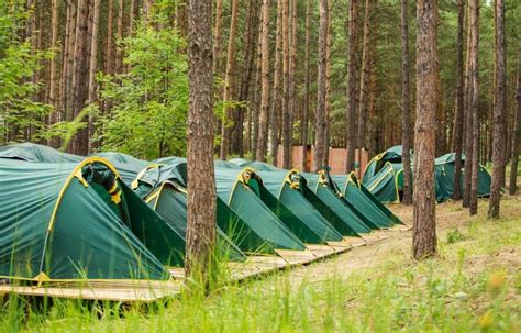 Постройте палатки, костры и лавочки для создания атмосферы отдыха и расслабления