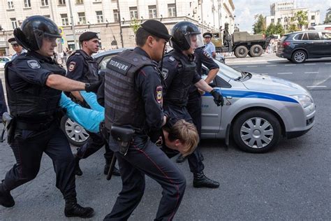 Почему на улице так много полиции