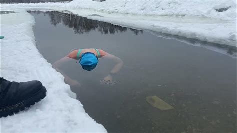 Преодоление страха и тренировка дыхания в воде перед выполнением кувырка