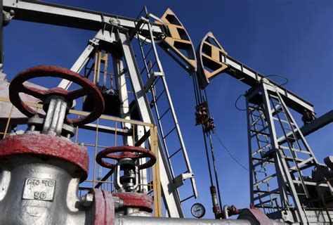 Причины сокращения добычи нефти в России