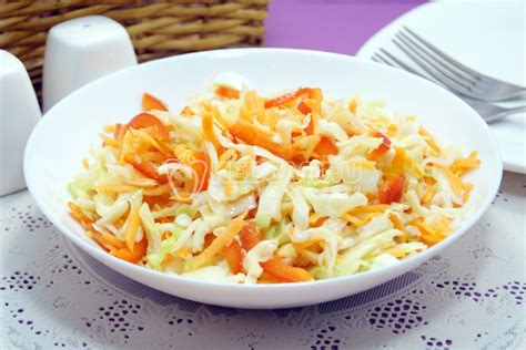 Салат из капусты с уксусом и яблоками