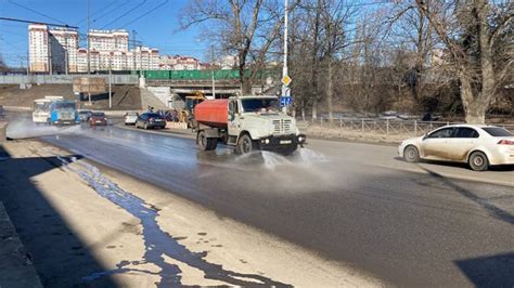 Слой скопившейся грязи и жира может мешать прилеганию новой пленки к поверхности.