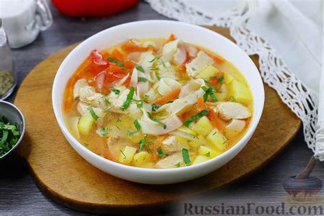 Сочный куриный суп с овощами и лапшой