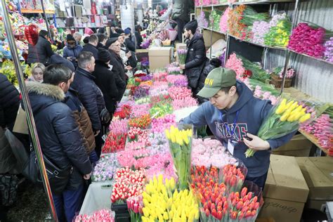 Торговля на рижском рынке цветов