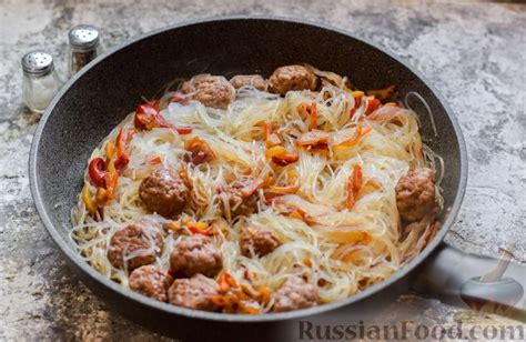 Фунчоза с мясными шариками и соусом